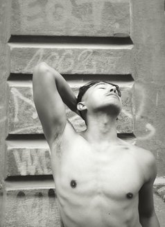 Asian Boy Massuer - Acompañantes masculino in Tirana Photo 4 of 6
