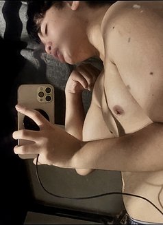 Asian Guy Boy Toy - Acompañantes masculino in Manila Photo 1 of 2