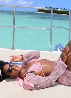 Astrine - Transsexual escort in Dakar Photo 2 of 3