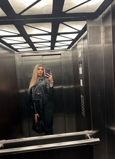 Atina - Transsexual escort in Dubai Photo 2 of 9