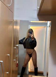 Atina - Transsexual escort in Dubai Photo 3 of 9