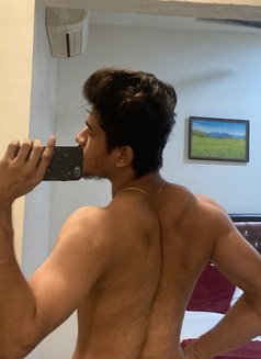 Atti - Acompañantes masculino in Mumbai Photo 1 of 3