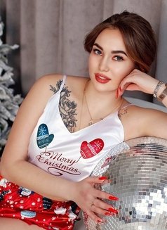 Aubree - escort in Singapore Photo 4 of 9