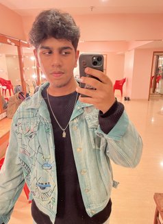 Audio King - Acompañantes masculino in New Delhi Photo 1 of 6