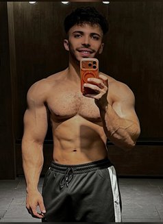 Aumer - Acompañantes masculino in Dubai Photo 2 of 3