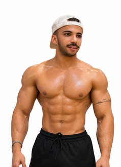 Aumer - Acompañantes masculino in Dubai Photo 1 of 5