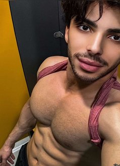 Aumer - Male escort in Riyadh Photo 2 of 4