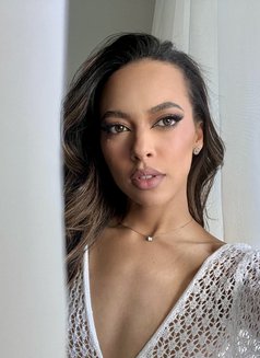 Aurora - masseuse in London Photo 2 of 2