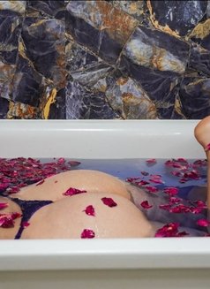 Curvy woman - masseuse in Singapore Photo 7 of 9