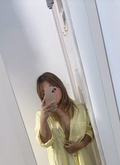 Ava - puta in Dubai Photo 2 of 2