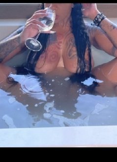 Available excort near you - escort in Nassau Photo 7 of 8