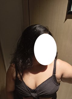 Available for Cam and Real Meet Shruthi - puta in Bangalore Photo 2 of 3