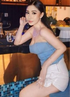 Available in town now good service - escort in Singapore Photo 7 of 8