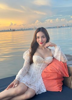 Avarina - Transsexual companion in Bangkok Photo 1 of 11