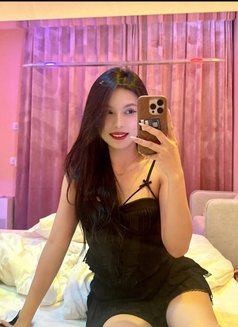 Avi - escort in Manila Photo 1 of 4