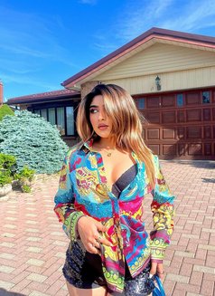 Avneet Kaur - puta in Sharjah Photo 2 of 3
