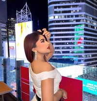 Avneet Kaur - puta in Sharjah Photo 1 of 3