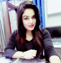 Avni Kapoor - puta in Lahore
