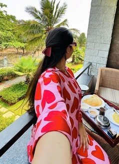 Avni Malhotra - escort in New Delhi Photo 10 of 14