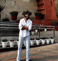 Ayush - Intérprete masculino de adultos in New Delhi