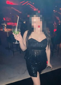 Ayushi Sharma - puta in Dubai Photo 2 of 6