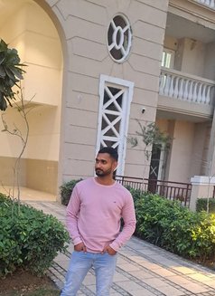 Backbencher for females - Acompañantes masculino in New Delhi Photo 11 of 11