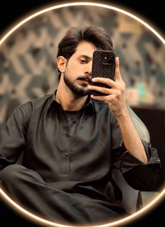 Backbencher 🤫 - Acompañantes masculino in Lahore Photo 2 of 5