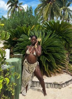 Bailey - escort in Accra Photo 2 of 3