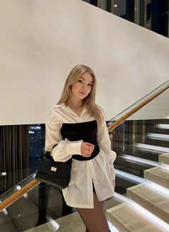 Barb - escort in Hong Kong Photo 2 of 6