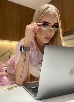 Barbie - Acompañantes transexual in Dubai Photo 11 of 12