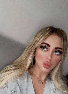 Barbie - puta in Dubai Photo 16 of 19