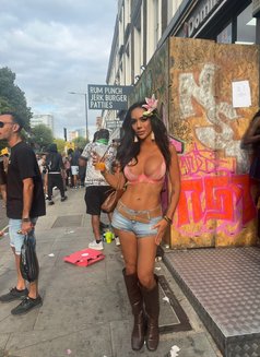 Bareback Queen lick ASS - Transsexual escort in London Photo 27 of 30