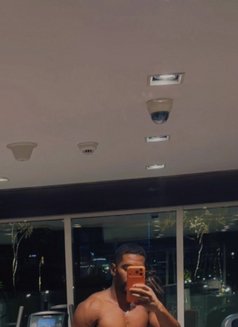 BBC noire - Male escort in Dubai Photo 3 of 3