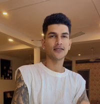 New To UAE - Acompañantes masculino in Dubai