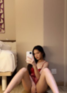 Bea - escort in Singapore Photo 4 of 6