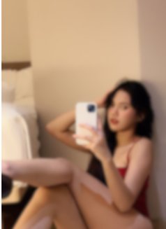 Bea - escort in Singapore Photo 5 of 6
