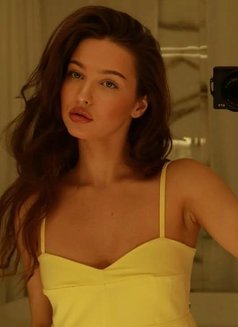 Becca - escort in Singapore Photo 5 of 7