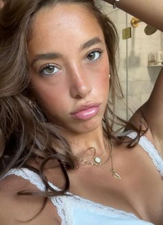 Becky - escort in Liverpool Photo 1 of 3