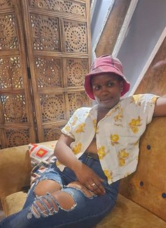 Beckylee - Intérprete de adultos in Kisumu Photo 2 of 5