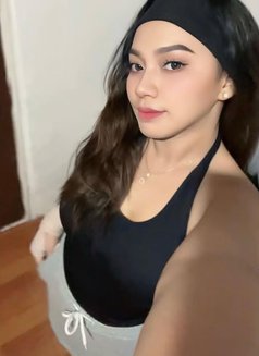 Bee - escort in Singapore Photo 5 of 7