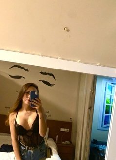 Bee - Transsexual escort in Madrid Photo 1 of 9