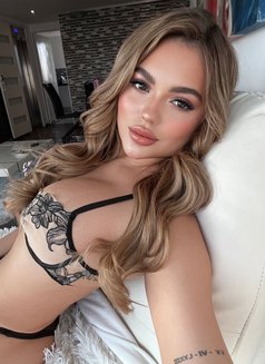 Bella - puta in Dubai Photo 3 of 13