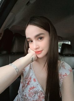 Bella - puta in Singapore Photo 5 of 8