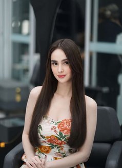 Bella - puta in Singapore Photo 7 of 8