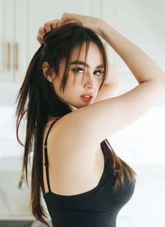 Bella - puta in Singapore Photo 8 of 8