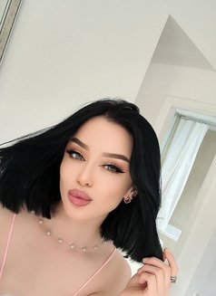 Bella - puta in Dubai Photo 5 of 17