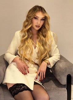 Bella Blondie - Transsexual escort in Riyadh Photo 8 of 13