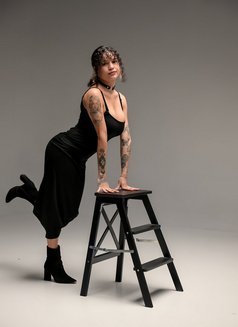 BELLA - Masajista in Lisbon Photo 7 of 8