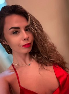 Bella - puta in London Photo 8 of 12