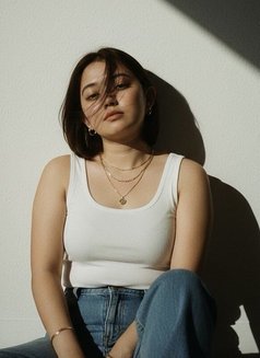 Bella - puta in Doha Photo 2 of 2